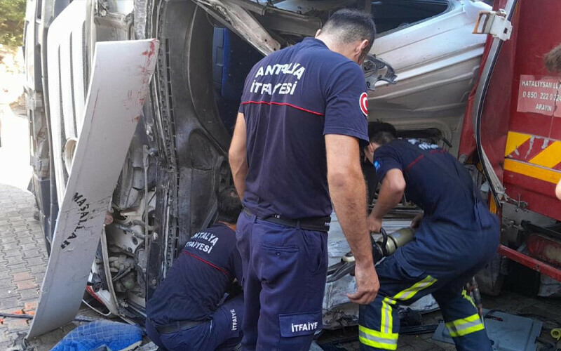 Antalya'da kontrolden çıkan beton mikseri 11 aracı hurdaya çevirdi Antalya'da kontrolden çıkan beton mikseri 11 aracı hurdaya çevirdi