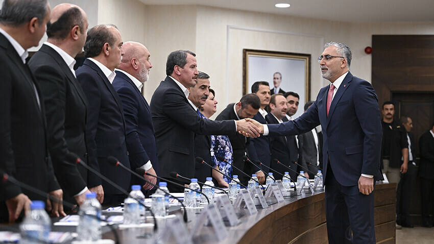 Kulis: Memur-Sen'in yüzde 110 zam teklifi zorda! Toplu zam görüşmesinin perde arkası ortaya çıktı Kulis: Memur-Sen'in yüzde 110 zam teklifi zorda! Toplu zam görüşmesinin perde arkası ortaya çıktı