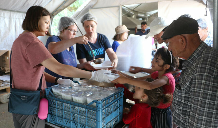 Dünyanın dört bir yanından enkaz kente yardıma koştular