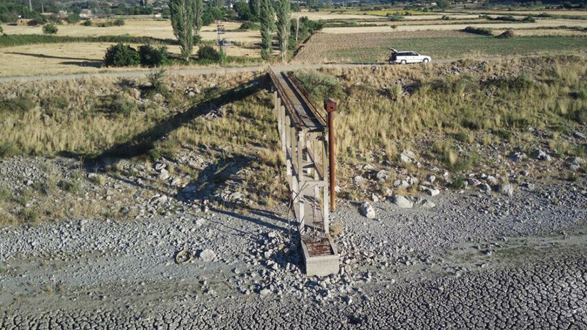 Son halini görenler inanamadı! Çanakkale’de Kumköy Barajı tamamen kurudu Son halini görenler inanamadı! Çanakkale’de Kumköy Barajı tamamen kurudu