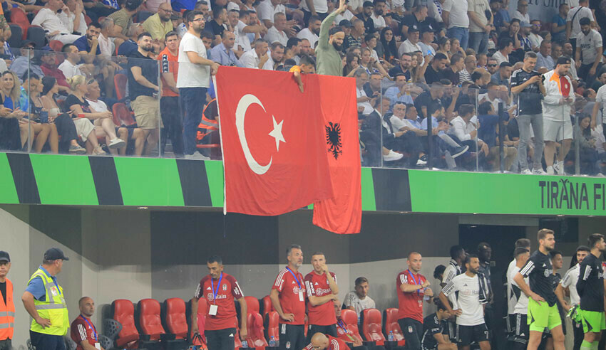 Tirana - Beşiktaş maçı sahaya atlayan holiganlar nedeniyle başlayamadı