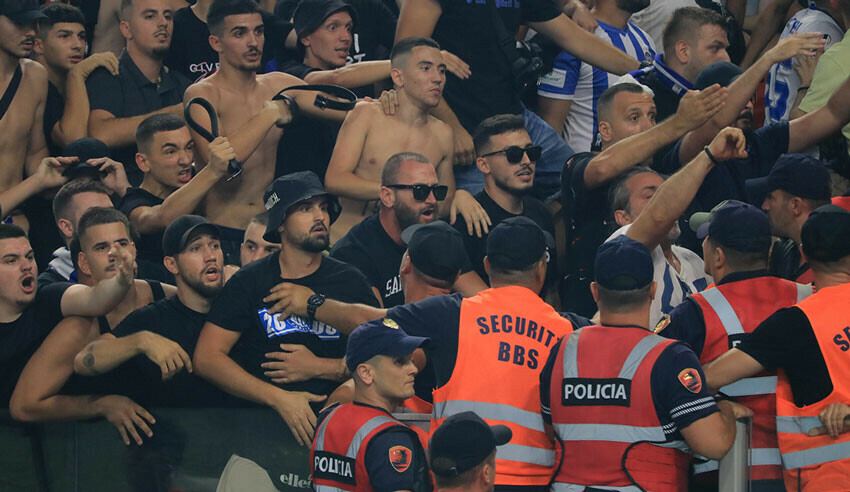 Tirana - Beşiktaş maçı sahaya atlayan holiganlar nedeniyle başlayamadı