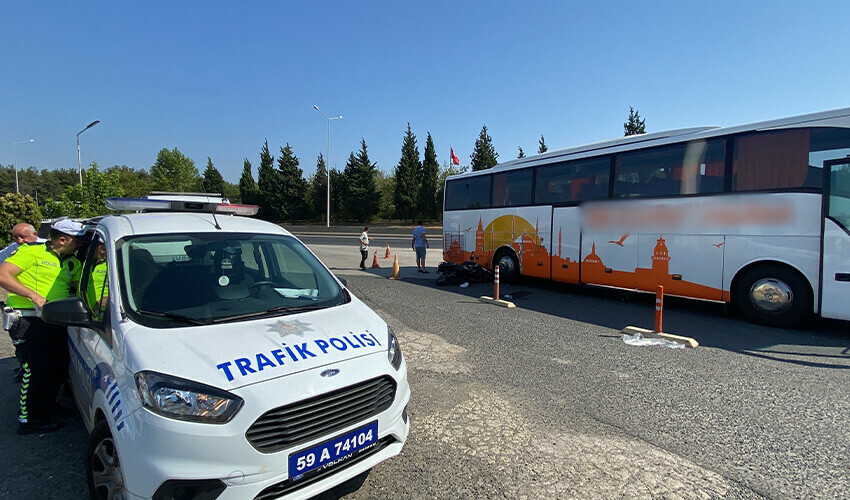 Otobüsün altında kalan motorsikletlinin ayağı koptu Otobüsün altında kalan motorsikletlinin ayağı koptu