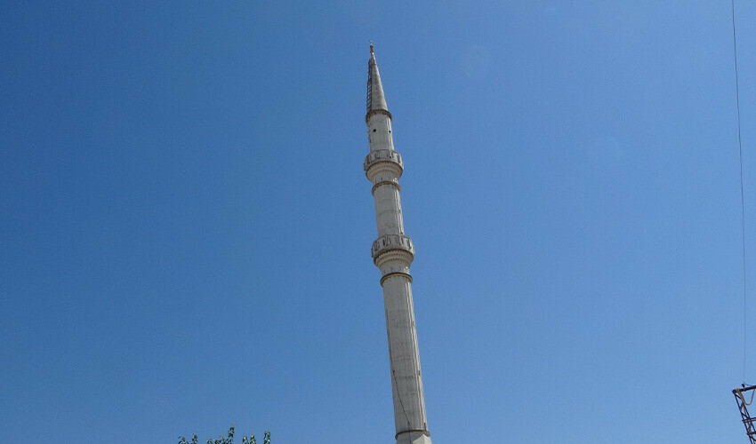 Mahalleli canından bezdi: Her gece caminin minaresine tırmanıyor Mahalleli canından bezdi: Her gece caminin minaresine tırmanıyor