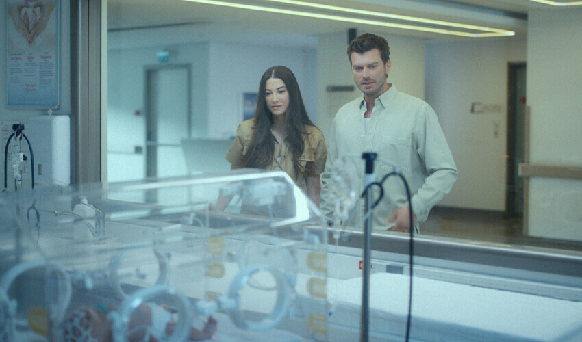 Kıvanç Tatlıtuğ’un kucağındaki bebek kafaları karıştırdı! Gerçek sonradan ortaya çıktı