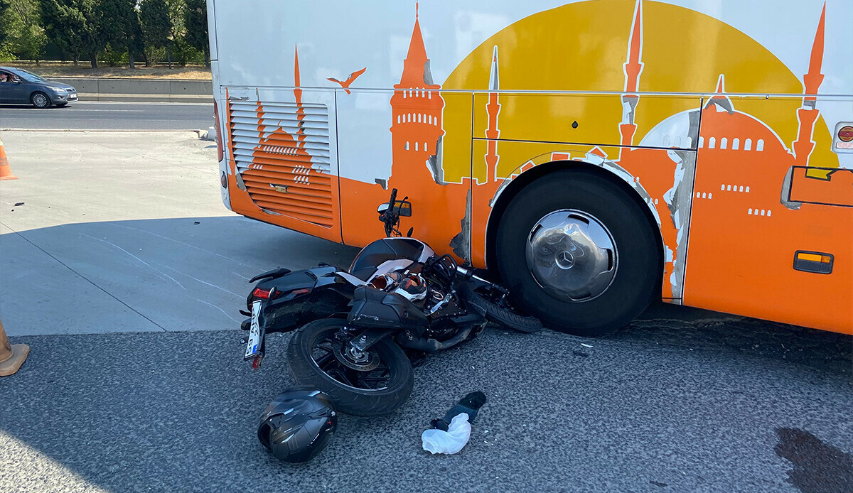 Otobüsün altında kalan motorsikletlinin ayağı koptu Otobüsün altında kalan motorsikletlinin ayağı koptu