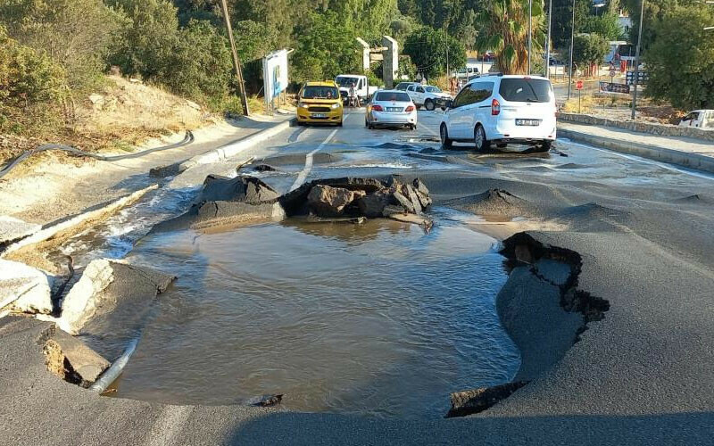 Sokaklar göle döndü… Bodrum’da isale hattı patladı: Tonlarca su yola aktı