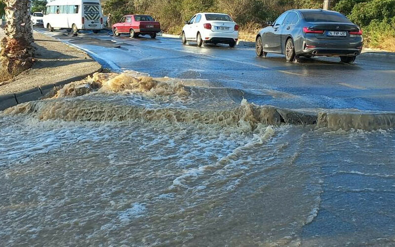 Sokaklar göle döndü… Bodrum’da isale hattı patladı: Tonlarca su yola aktı