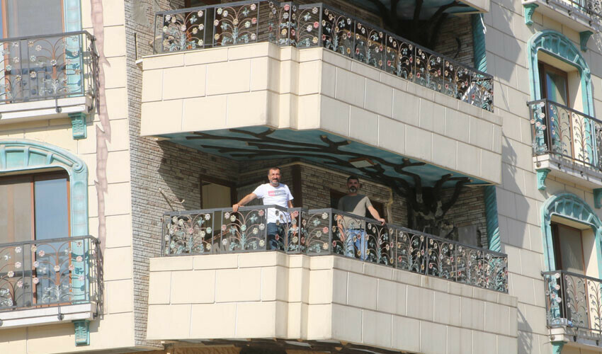 Kimse yanına yaklaşmak istemiyor! Görenler yıkılacak sanıyor: Yamuk balkonlu binanın hikayesi ise bambaşka