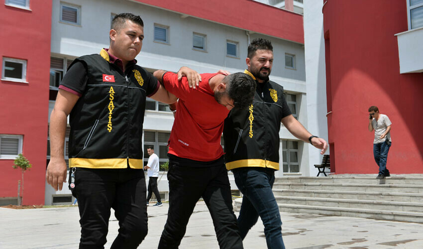 Gizlice çalıp kaçtı ama güvenlik kamerasını hesaba katmadı Gizlice çalıp kaçtı ama güvenlik kamerasını hesaba katmadı
