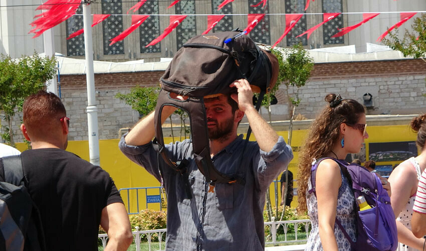 Manavın sıcaktan yaptığı hareket dikkat çekti: Çok sıcak, bittik, mahvolduk!