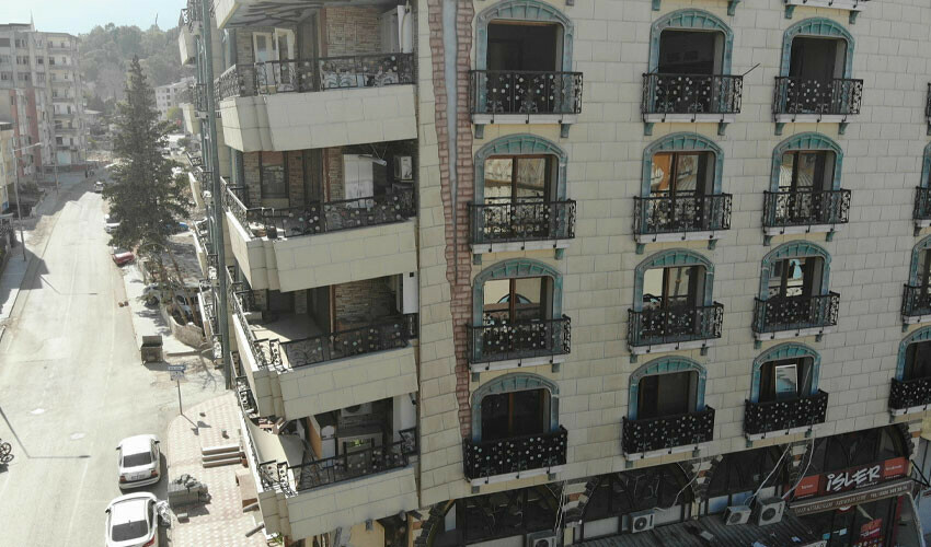 Kimse yanına yaklaşmak istemiyor! Görenler yıkılacak sanıyor: Yamuk balkonlu binanın hikayesi ise bambaşka