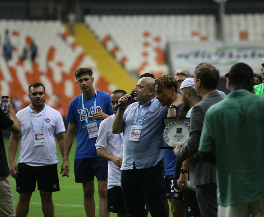 Adana Demirspor'da sürpriz ayrılık! Cluj maçı sonrası plaket alarak veda etti Adana Demirspor'da sürpriz ayrılık! Cluj maçı sonrası plaket alarak veda etti