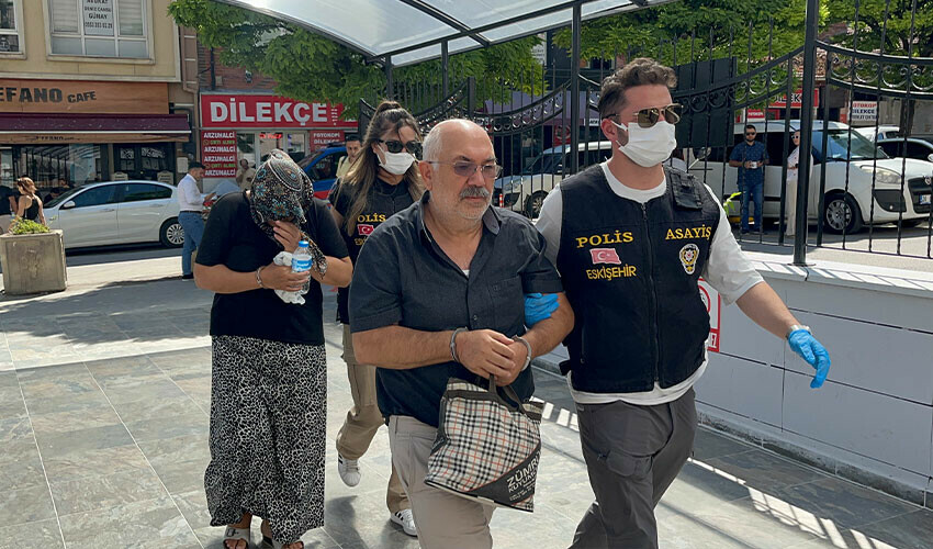 Kardeş katili Sezer Keklikci ve ailesi adliyeye sevk edildi Kardeş katili Sezer Keklikci ve ailesi adliyeye sevk edildi