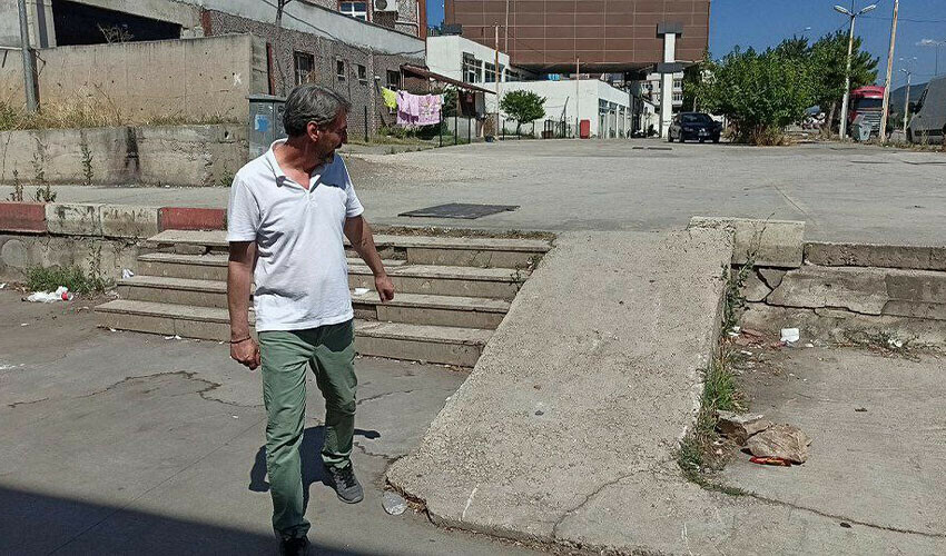 Yolu şaşırdı, otomobiliyle merdivenlerden indi: Panik anları güvenlik kamerasına anbean yansıdı Yolu şaşırdı, otomobiliyle merdivenlerden indi: Panik anları güvenlik kamerasına anbean yansıdı