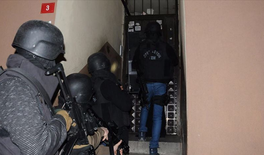 DEAŞ terör örgütüne bir darbe daha! Eş zamanlı operasyon, çok sayıda gözaltı! DEAŞ terör örgütüne bir darbe daha! Eş zamanlı operasyon, çok sayıda gözaltı!
