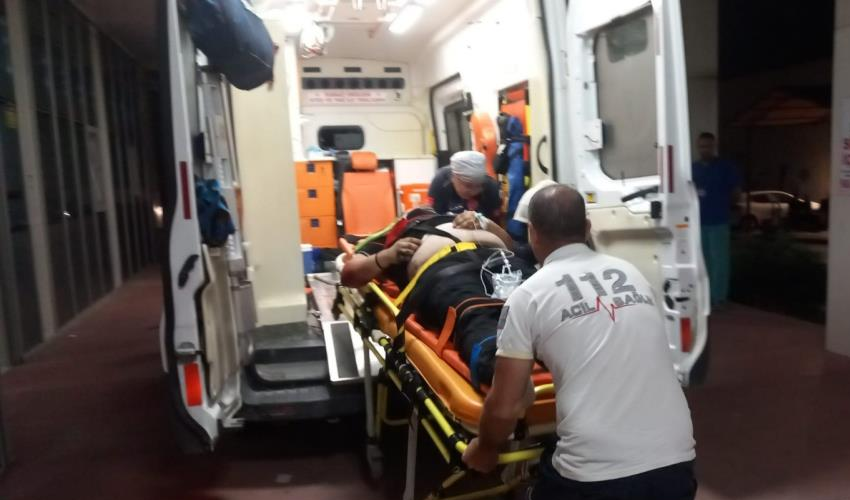 Motosiklet, tır ile bariyer arasına sıkıştı! 1 ölü 3 yaralı var!