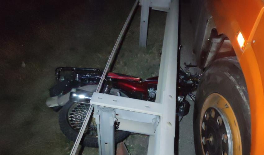 Motosiklet, tır ile bariyer arasına sıkıştı! 1 ölü 3 yaralı var!