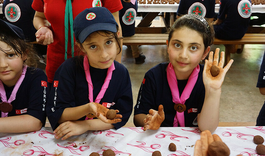 Depremzede çocuklar İstanbul'daki izci kampında bir araya geldi Depremzede çocuklar İstanbul'daki izci kampında bir araya geldi