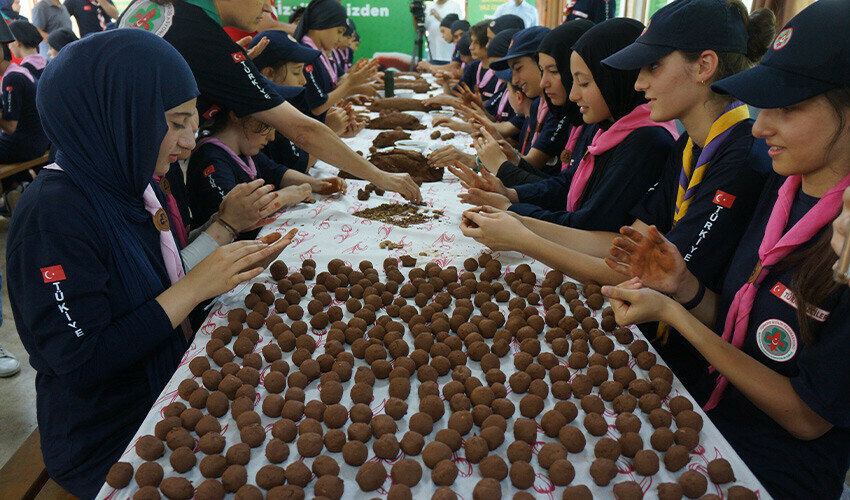 Depremzede çocuklar İstanbul'daki izci kampında bir araya geldi Depremzede çocuklar İstanbul'daki izci kampında bir araya geldi