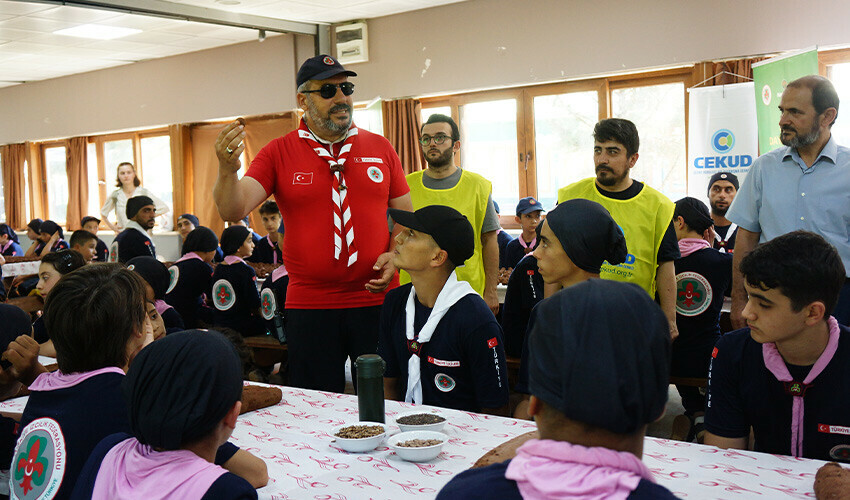 Depremzede çocuklar İstanbul'daki izci kampında bir araya geldi Depremzede çocuklar İstanbul'daki izci kampında bir araya geldi