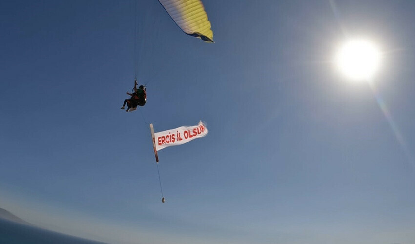 Van Gölü semalarında ilginç pankart: Yamaç paraşütüyle açtıkları pankart herkesi gülümsetti Van Gölü semalarında ilginç pankart: Yamaç paraşütüyle açtıkları pankart herkesi gülümsetti