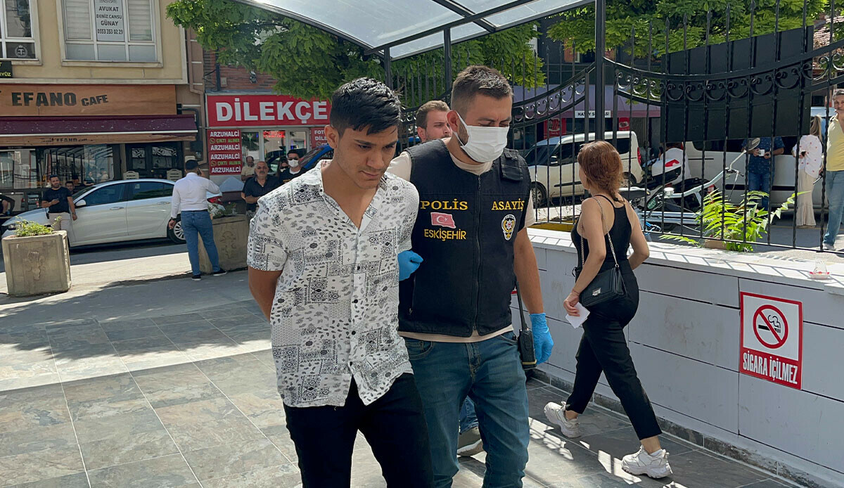 Kardeş katili Sezer Keklikci ve ailesi adliyeye sevk edildi Kardeş katili Sezer Keklikci ve ailesi adliyeye sevk edildi