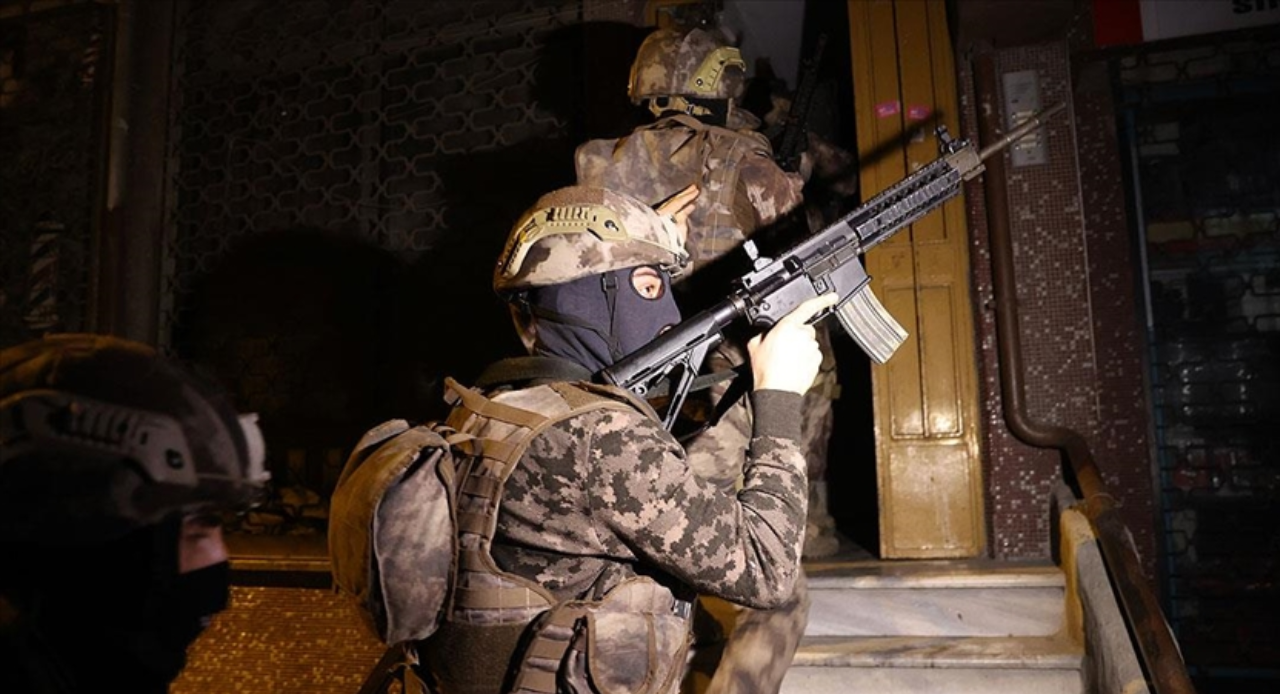 DEAŞ terör örgütüne bir darbe daha! Eş zamanlı operasyon, çok sayıda gözaltı! DEAŞ terör örgütüne bir darbe daha! Eş zamanlı operasyon, çok sayıda gözaltı!