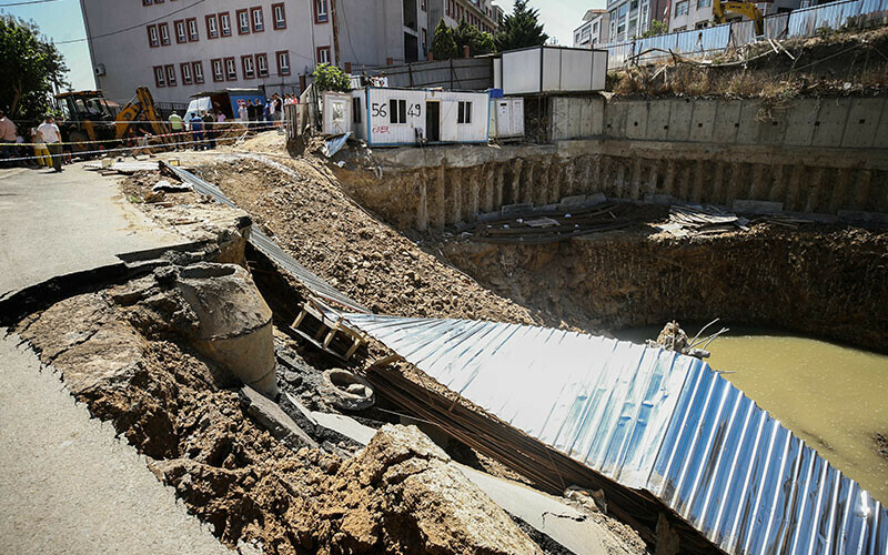 Sarıyer’de yol çöktü: Vatandaşlar tahliye ediliyor Sarıyer’de yol çöktü: Vatandaşlar tahliye ediliyor