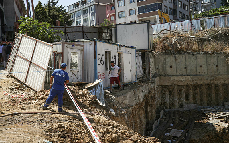 Sarıyer’de yol çöktü: Vatandaşlar tahliye ediliyor Sarıyer’de yol çöktü: Vatandaşlar tahliye ediliyor