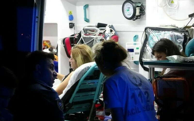 Otomobilde başlayan kavga caddeye taştı: Darp ettiği kadınları yolun ortasında bırakıp kaçtı Otomobilde başlayan kavga caddeye taştı: Darp ettiği kadınları yolun ortasında bırakıp kaçtı