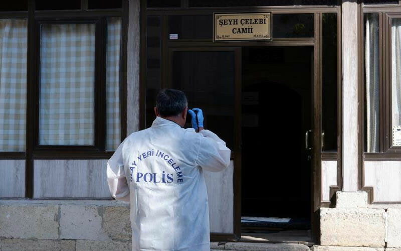 ‘Düşünceli hırsızlar’ kamerada: Halı kirlenmesin diye ayakkabılarını çıkardılar ‘Düşünceli hırsızlar’ kamerada: Halı kirlenmesin diye ayakkabılarını çıkardılar