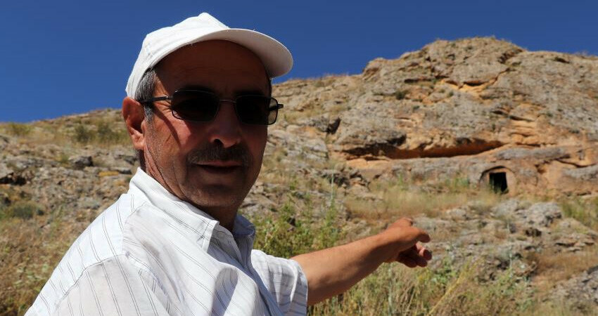 Kimler yaptı bilinmiyor, her gören durup inceliyor: Gizemli oyuk merak uyandırdı