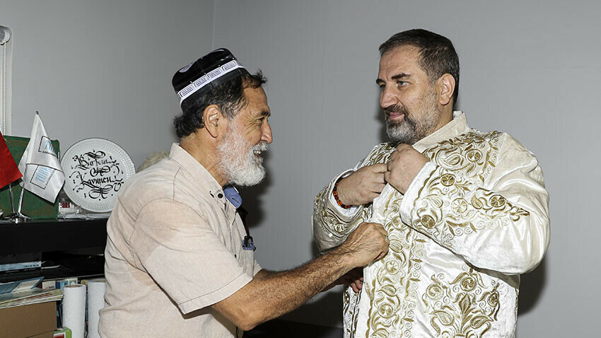 Mustafa Şen'e Kırgızistan'ın yöresel kıyafetleri çapan ve selle giydirildi