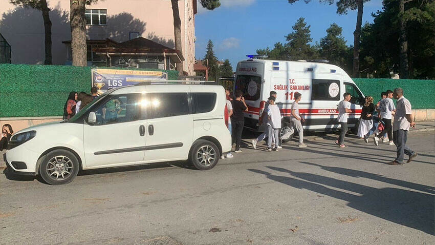 Samsun'da yürekleri dağlayan olay! 15 yaşındaki çocuk okul bahçesinde ölü bulundu Samsun'da yürekleri dağlayan olay! 15 yaşındaki çocuk okul bahçesinde ölü bulundu