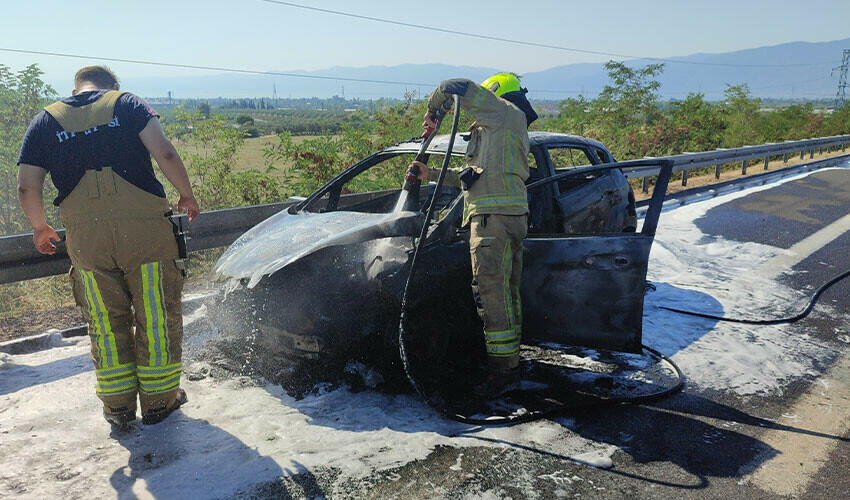 Otomobil dakikalar içinde kül oldu! Otomobil dakikalar içinde kül oldu!