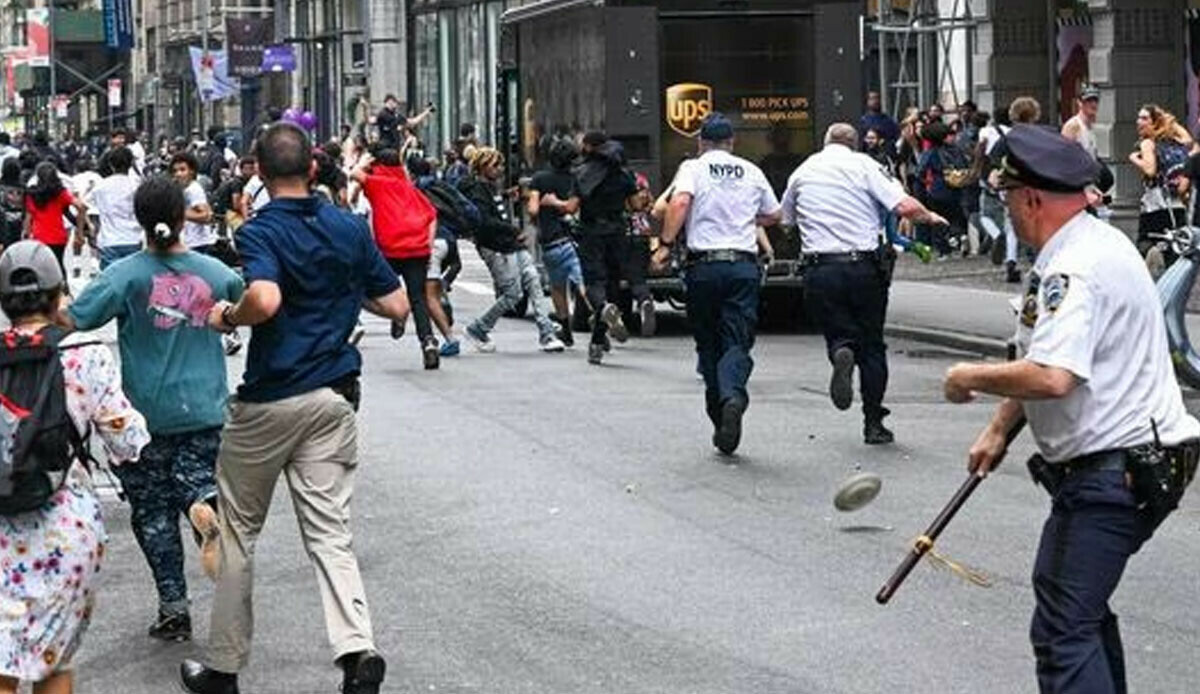 'Bedava oyun konsolu' için bir araya gelen grup New York'u karıştırdı 'Bedava oyun konsolu' için bir araya gelen grup New York'u karıştırdı