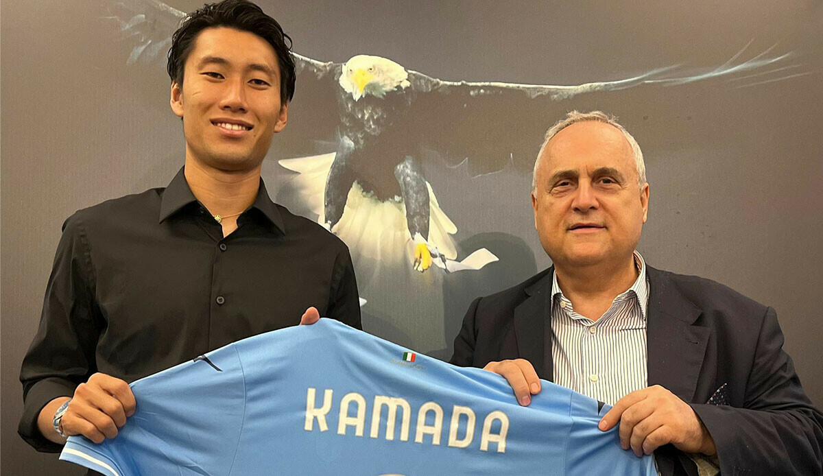 Transferin gözdesi Daichi Kamada 2+1 yıllık imzaladı! Japon oyuncunun yeni takımı açıklandı Transferin gözdesi Daichi Kamada 2+1 yıllık imzaladı! Japon oyuncunun yeni takımı açıklandı