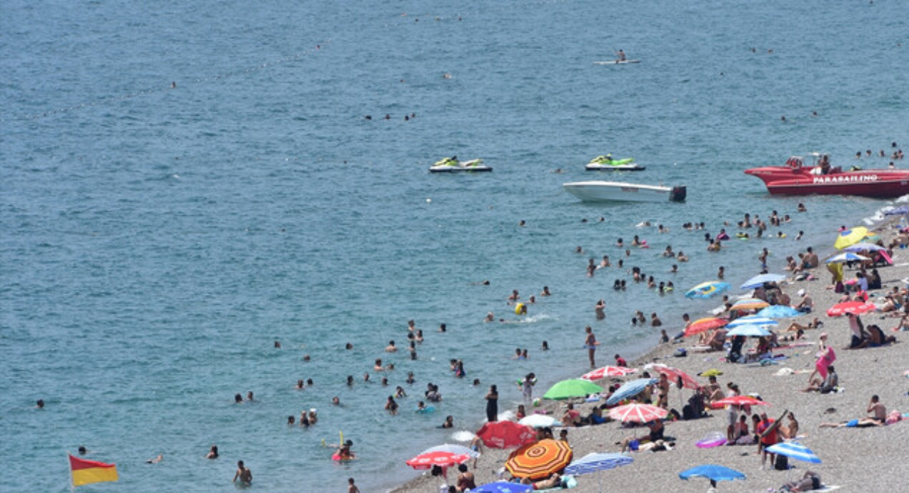 Antalya'yı Eyyam-ı Bahur çarptı: Boğucu nem zirve yaptı Antalya'yı Eyyam-ı Bahur çarptı: Boğucu nem zirve yaptı