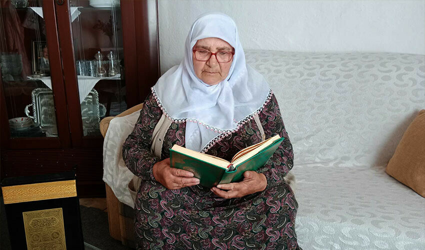 Gençlerin yapmadığını yapıyor: 70 yaşındaki Netice nine tam bir kitap kurdu