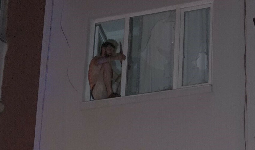 Eli bıçaklı adam mahalleliyi ayağa kaldırdı, polise direnişi kameralara yansıdı