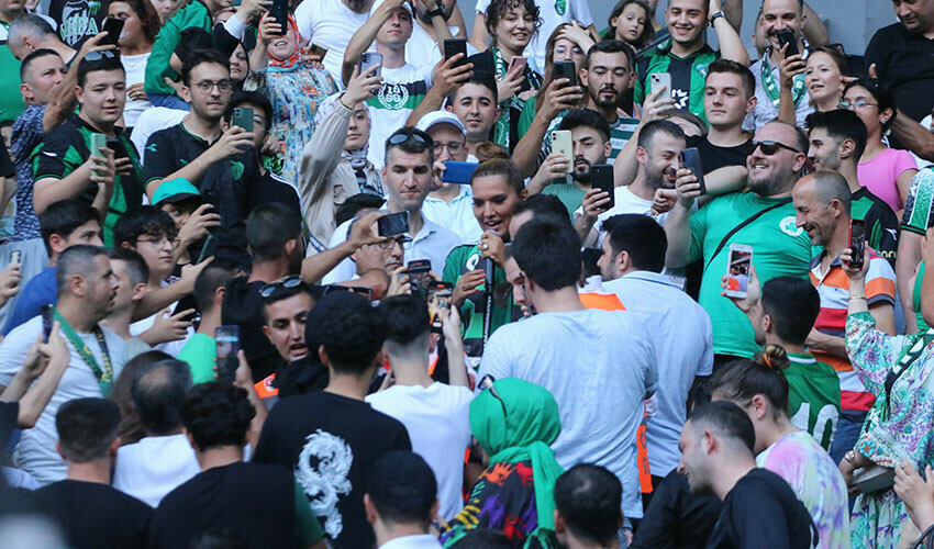 Kocaelispor yönetiminde Demet Akalın sürprizi! Konser sonrası açıkladı Kocaelispor yönetiminde Demet Akalın sürprizi! Konser sonrası açıkladı