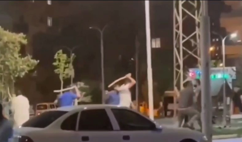 Taşlar, sopalar havada uçuştu: Kavga saniye saniye kameralara yansıdı