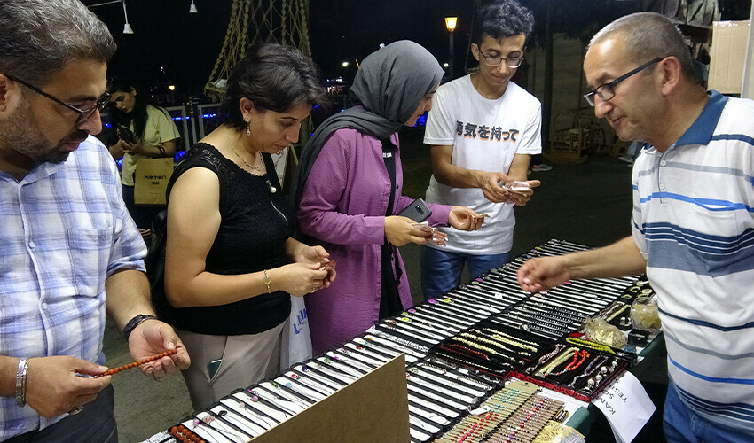 Tespihleri 1 kuruştan satıyor, nedenini duyanlar dükkana akın ediyor