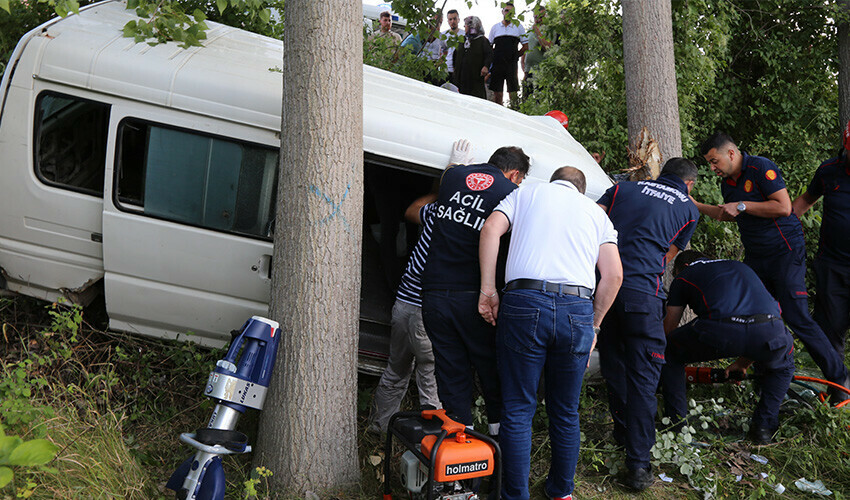 Minibüs şarampole uçtu, sürücü araçta sıkıştı