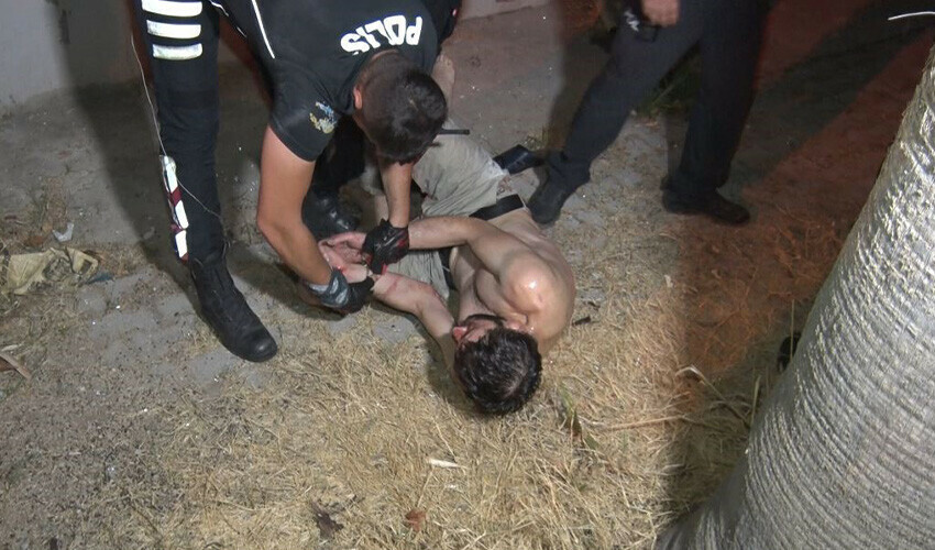 Eli bıçaklı adam mahalleliyi ayağa kaldırdı, polise direnişi kameralara yansıdı