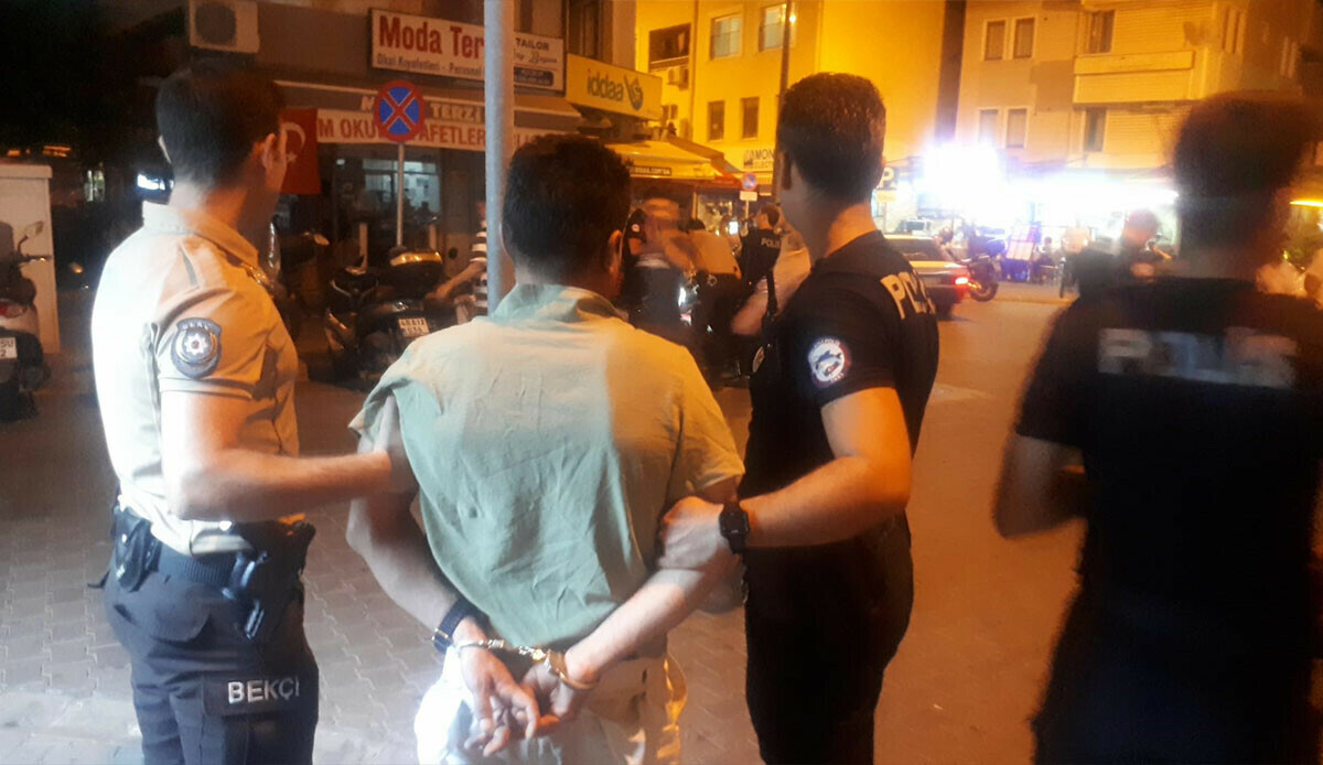 Polisin üzerine motosikletini süren maganda “torbacı” çıktı Polisin üzerine motosikletini süren maganda “torbacı” çıktı