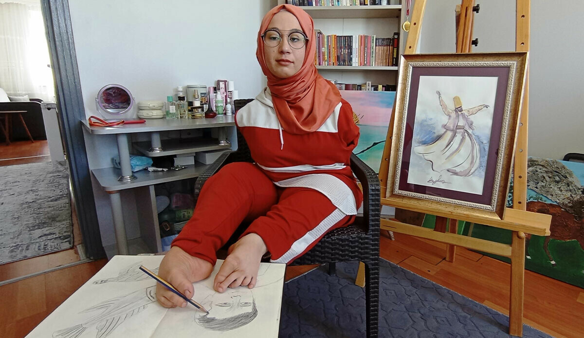 Fırça darbeleriyle bir tek tuvalin değil, engelinin de üstünü çiziyor: Kolları olmayan genç kızın hayat mücadelesi sanatla buluştu
