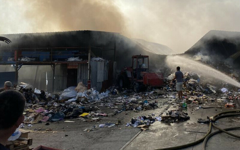 Avcılar'da korkutan yangın! Kağıt geri dönüşümü tesisinde maddi hasar meydana geldi