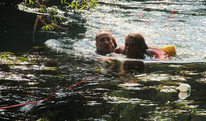 Canı ellerinin arasından kayıp gidiyordu, buz gibi suda hayata tutundu